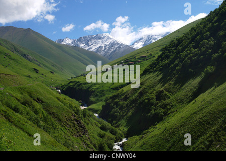 Villaggio nella steppa di montagna la pendenza di un canyon, Georgia, Sno-Tal, juta Foto Stock