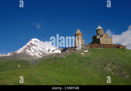 Stratovulcano dormiente Mount Kazbek (5.047 m), sulla catena montuosa in primo piano la cupola di Sameba Tsiminda chiesa , la Georgia, Mzcheta-Mtianeti, Qasbegi, Stepanzminda Foto Stock