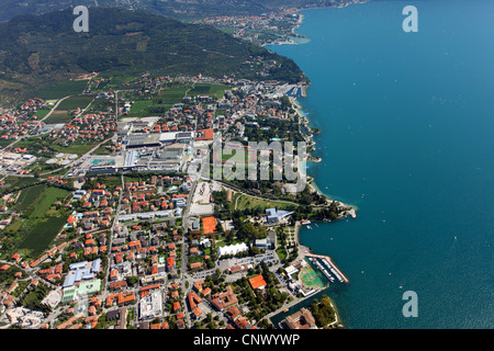 , Vista di Riva del Garda e Torbole in background, Italia, Trentino, Lago di Garda, Riva del Garda Foto Stock