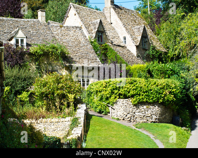 I pittoreschi cottage in Arlington fila nel grazioso English Cotswold village di Bibury in Gloucestershire, Inghilterra, Regno Unito. Foto Stock