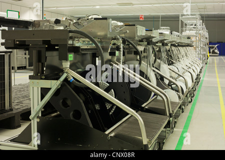 SMT componenti SMD caricato sugli alimentatori e posizionamento dei carrelli della macchina pronta per la produzione. Foto Stock