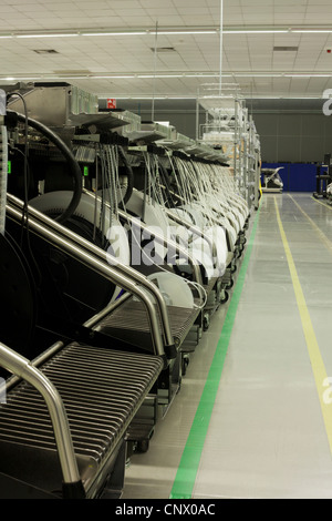 SMT componenti SMD caricato sugli alimentatori e posizionamento dei carrelli della macchina pronta per la produzione. Foto Stock