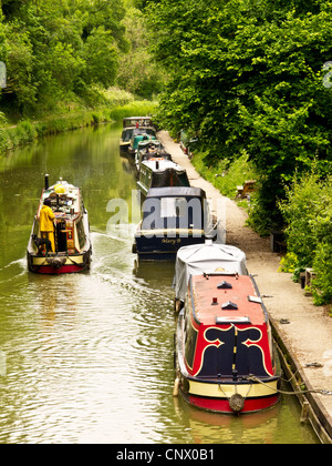 Narrowboats vicino Pewsey Wharf sul Kennet and Avon Canal nel Wiltshire, Inghilterra, Regno Unito Foto Stock