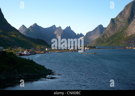 Case in Reine fiordo, Norvegia, Isole Lofoten Moskenesy, Reine Foto Stock