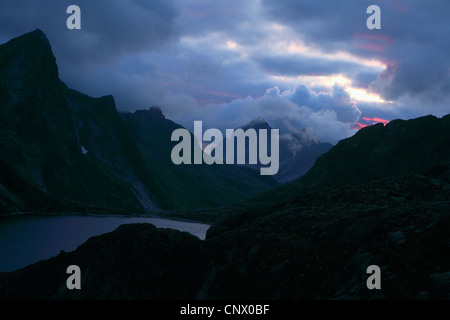 Sommer notte al Munkebu, Norvegia, Isole Lofoten Foto Stock