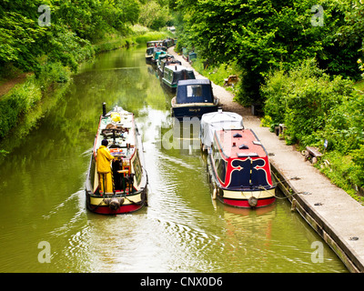 Narrowboats vicino Pewsey Wharf sul Kennet and Avon Canal nel Wiltshire, Inghilterra, Regno Unito Foto Stock