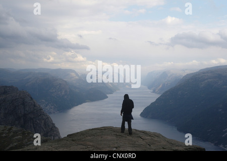 Tourist permanente sulla Prekestolen e Lysefjord, Norvegia Foto Stock