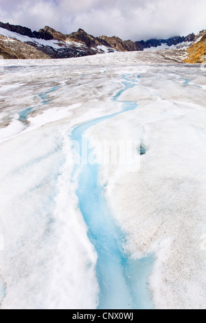 L'acqua di fusione del ghiaccio a Rhone glacler a Furka pass, Svizzera Vallese, Oberwallis Foto Stock