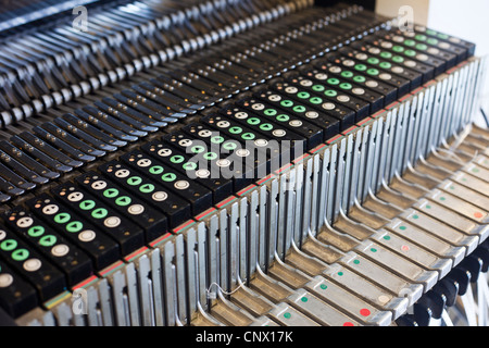 SMT componenti SMD caricato sugli alimentatori e posizionamento dei carrelli della macchina pronta per la produzione. Foto Stock