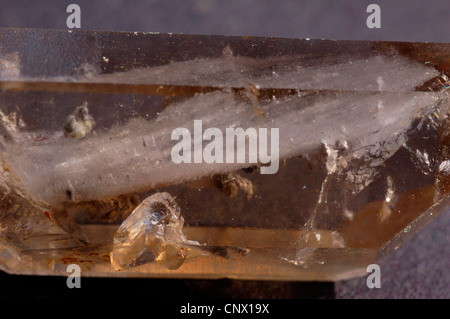 Antimonio pseudomorphosis in cristallo di rocca Foto Stock