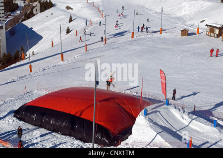 Big air bag in corrispondenza del fondo di un salto con gli sci a Les Menuires Ski Resort, Francia, Les Mnuires Foto Stock