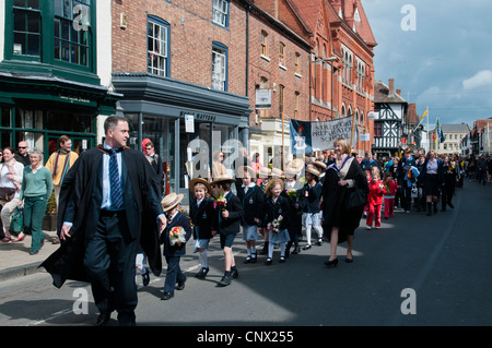 I bambini e gli insegnanti da Stratford scuola preparatoria di prendere parte alla festa di compleanno di Shakespeare processione in Chapel Street Foto Stock