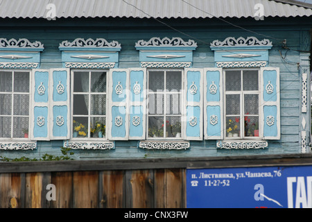 Tradizionale russo finestre in legno (nalichnik) nel villaggio di Listvyanka sul Lago Baikal, Siberia, Russia. Foto Stock