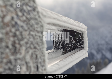 Traversata sulla cima di Teufelsstättkopf nei pressi di Unterammergau, Baviera, Germania, in inverno Foto Stock