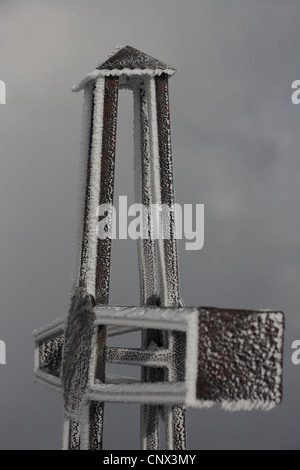 Traversata sulla cima di Teufelstättkopf nei pressi di Unterammergau, Baviera, Germania, in inverno Foto Stock