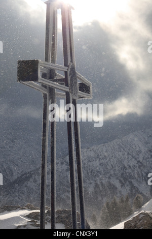 Traversata sulla cima di Teufelsstättkopf nei pressi di Unterammergau, Baviera, Germania, in inverno Foto Stock