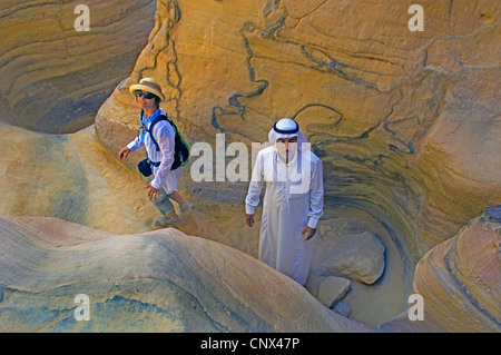 Turistiche e guida di beduini in uno stretto canyon al deserto del Sinai, Egitto, Sinai Foto Stock