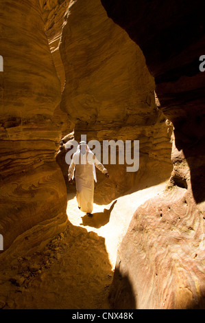 Turistiche e guida di beduini in uno stretto canyon al deserto del Sinai, Egitto, Sinai Foto Stock