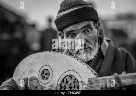 Un ritratto di un anziano musicista che gioca a Marrakech, Marocco Foto Stock