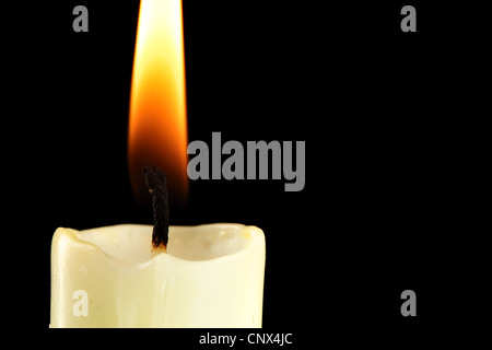 Candela che brucia close-up su sfondo nero Foto Stock