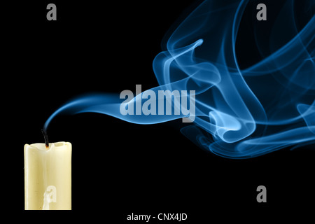 Spegne la candela con fumo di close-up Foto Stock