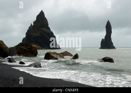 Bay a valle di Moro a Reynisfjara spiaggia con vista oceano su bizzarre torri di roccia e gli aghi, Islanda, Mrdalur, Vik mi Myrdal Foto Stock