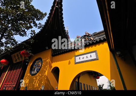 Moongate nella sacra colori rosso e oro con inscritto motto, il Tempio del Buddha di Giada, Shanghai, Cina Foto Stock