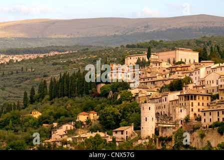 Vista del Monte Subasio e il centro storico, l'Italia, l'Umbria, Spello Foto Stock