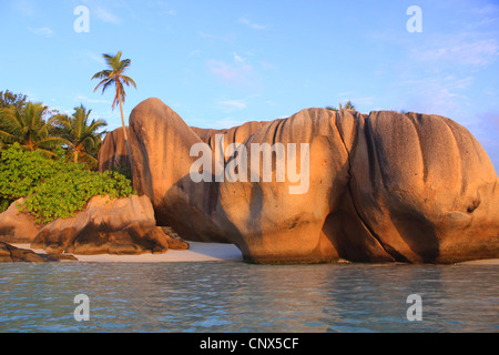 La formazione di granito sulla spiaggia di Anse grande sorgente, Seychelles, La Digue Foto Stock