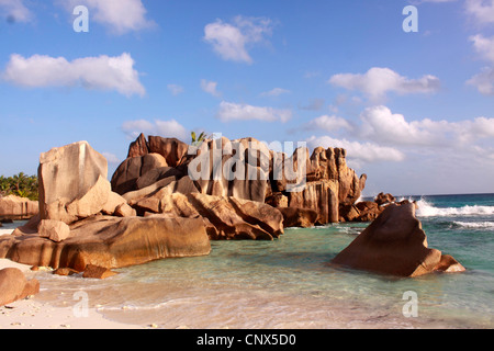 La formazione di granito sulla spiaggia di Anse Coco, Seychelles, La Digue Foto Stock