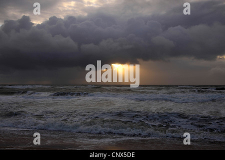 Sun rottura del fascio attraverso la pioggia nuvole sopra il mare del Nord, Germania Sylt, Rantum Foto Stock