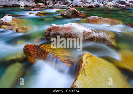 Fiume Verzasca in esecuzione su grossi massi attraverso la Valle Verzasca, Svizzera Ticino, Verzascatal Foto Stock