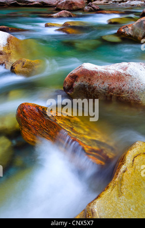 Fiume Verzasca in esecuzione su grossi massi attraverso la Valle Verzasca, Svizzera Ticino, Verzascatal Foto Stock