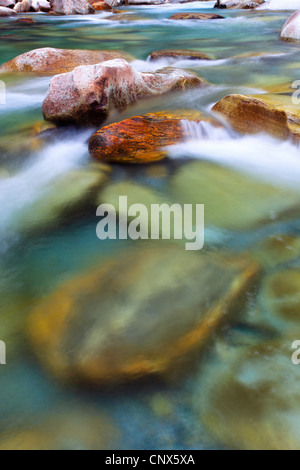 Fiume Verzasca in esecuzione su grossi massi attraverso la Valle Verzasca, Svizzera Ticino, Verzascatal Foto Stock