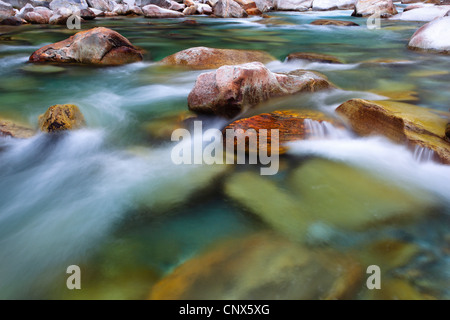 Fiume Verzasca in esecuzione su grossi massi attraverso la Valle Verzasca, Svizzera Ticino, Verzascatal Foto Stock