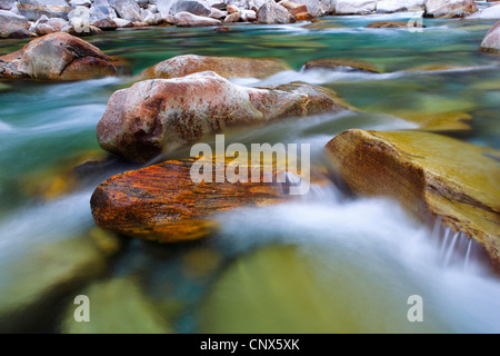 Fiume Verzasca in esecuzione su grossi massi attraverso la Valle Verzasca, Svizzera Ticino, Verzascatal Foto Stock