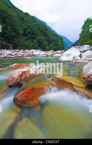 Fiume Verzasca in esecuzione su grossi massi attraverso la Valle Verzasca, Svizzera Ticino, Verzascatal Foto Stock