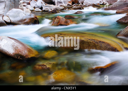 Fiume Verzasca in esecuzione su grossi massi attraverso la Valle Verzasca, Svizzera Ticino, Verzascatal Foto Stock