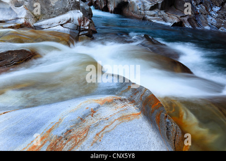 Fiume Verzasca in esecuzione su grossi massi attraverso la Valle Verzasca, Svizzera Ticino, Verzascatal Foto Stock