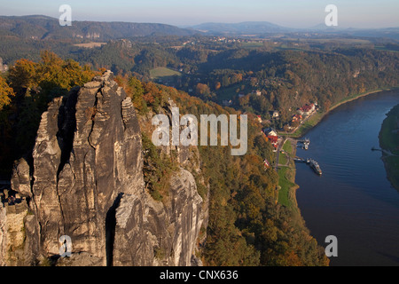 Vista su Niederrathe e del fiume Elba dal Bastei, in Germania, in Sassonia, Svizzera Sassone National Park Foto Stock