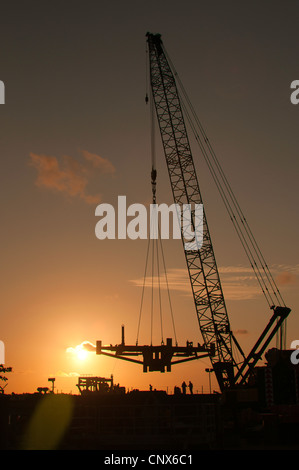 Una pesante operazione di sollevamento in Angola Foto Stock