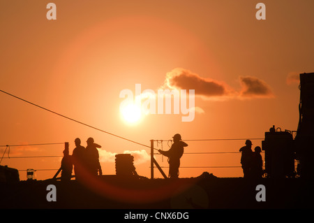 Una pesante operazione di sollevamento in Angola Foto Stock