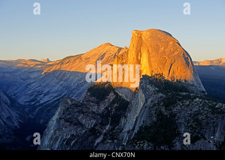 Vista dal ghiacciaio Punto a mezza cupola al tramonto, Stati Uniti, California, il Parco Nazionale di Yosemite Foto Stock