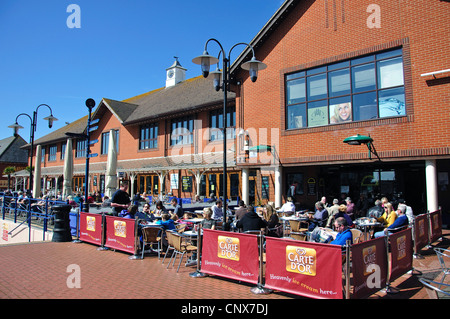 Ristoranti esterni nel porto di sovrani, Eastbourne, East Sussex, England, Regno Unito Foto Stock