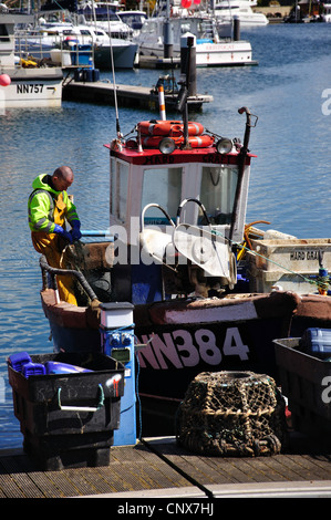 Barca da pesca nel porto di sovrani, Eastbourne, East Sussex, England, Regno Unito Foto Stock