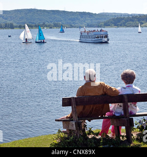 Vecchia coppia seduta su una panchina in riva al lago di Kemnade, Kemnader vedere, in Germania, in Renania settentrionale-Vestfalia, la zona della Ruhr, Witten Foto Stock