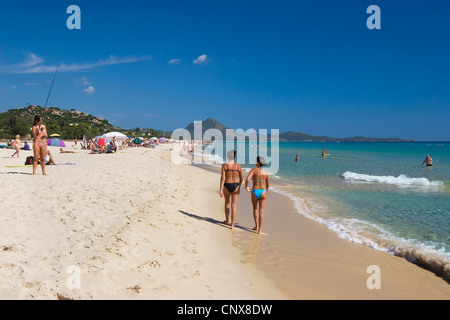 I turisti alla spiaggia sabbiosa di Costa Rei, Italia Sardegna Foto Stock