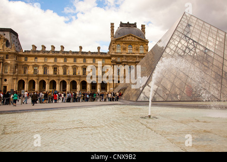 La gente in coda per l' ammissione al museo del Louvre a Parigi Foto Stock