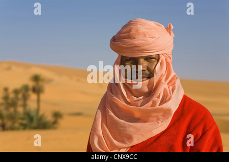 Ritratto di un Tuareg nel deserto nella parte anteriore del palm oasis, Libia, Sahara, Um el Ma Foto Stock