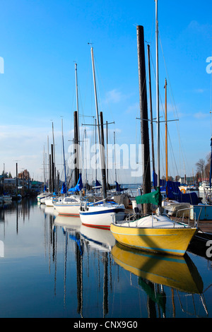 Barche a vela ormeggiata in un porto turistico Portland Oregon. Foto Stock